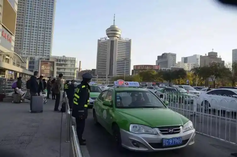 鞍山有车的颤抖吧/鞍山市交通运输事务服务中心集中整治 火车站前出租
