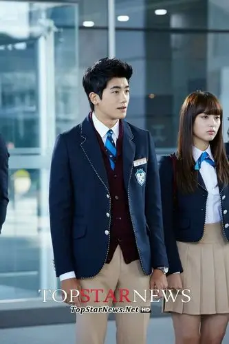 《继承者们》剧照:上流社会校服视觉公开