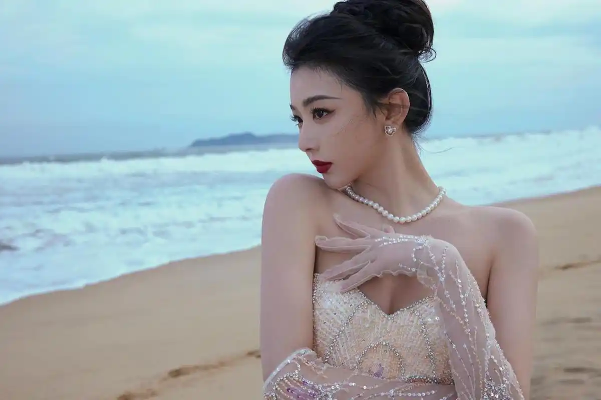 孔雪儿外滩拍摄唯美大片,她身穿一袭抹胸长裙,温婉清雅,气质脱俗.