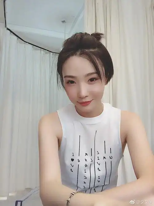 高晓松前妻清纯逆生长扎起妹妹头似18岁