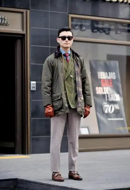 中年男人在穿搭选择上常常偏向保守传统,很多时候还得靠老婆的指导.