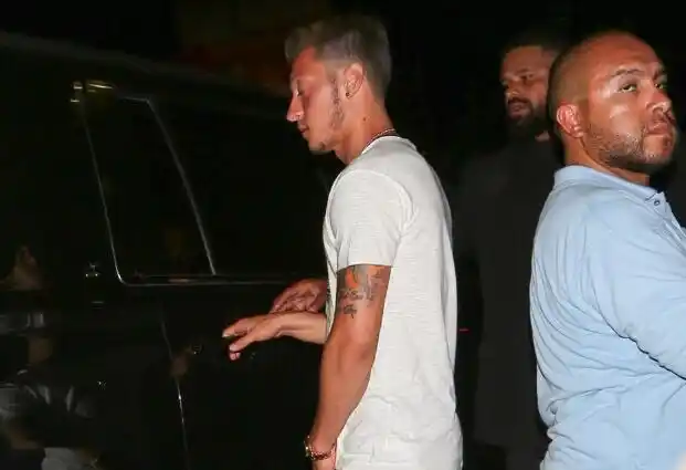 厄齐尔洛杉矶夜店狂欢 眼神迷离4金发长腿女陪伴