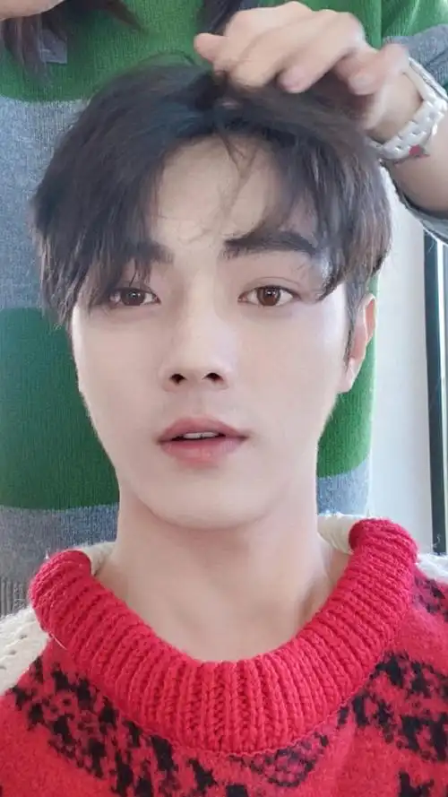 没睡的来看帅哥呀新增自拍素颜照日常感叹许凯快去演现代剧