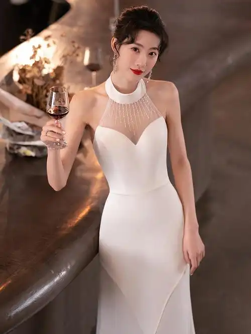 年会白色晚礼服女2022新款冬季高端轻奢小众性感挂脖美背鱼尾长裙