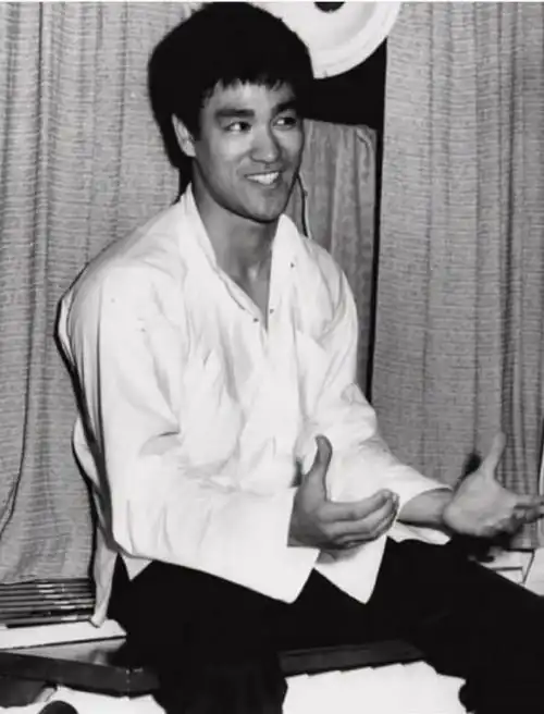 26/ 72和《猛龙过江》反派高手扮演者罗礼士25/ 72李小龙古装扮相24