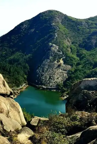 第一个水库:山鸡坑水库,也称大罗山天池,水位低了许多,依旧青翠