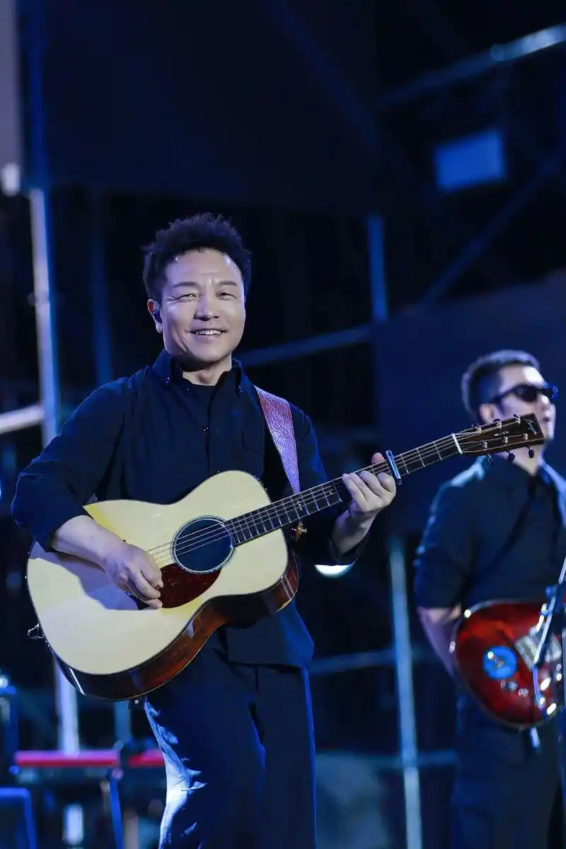 "音乐盛典61完美生活"许巍唱响永靖完美落幕, - 抖音