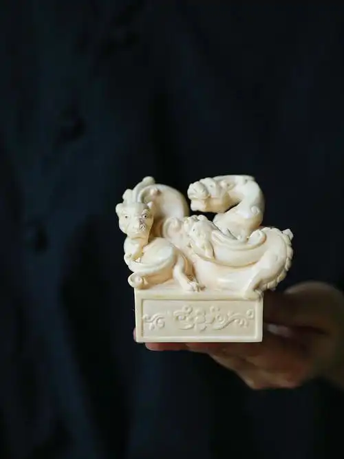 螭龙伏踞回首三龙嬉戏霸气十足