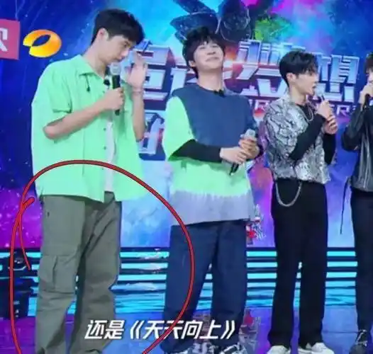 太甜了!王一博最新《天天》穿肖战同款,出镜率太高不避嫌_裤子_时候_