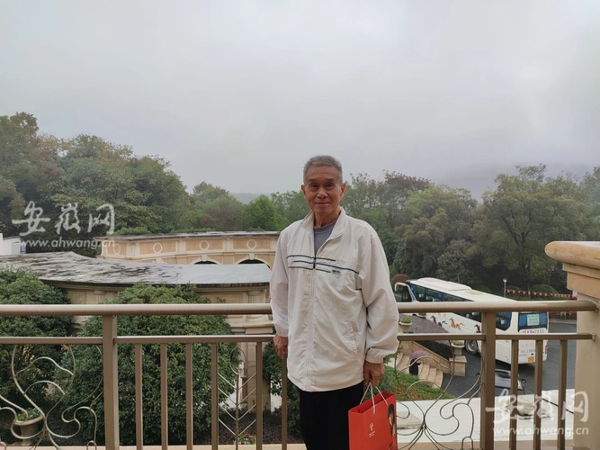 中午,30组家庭齐聚观澜天下为读者们提供的活动场所,老人们争先上台