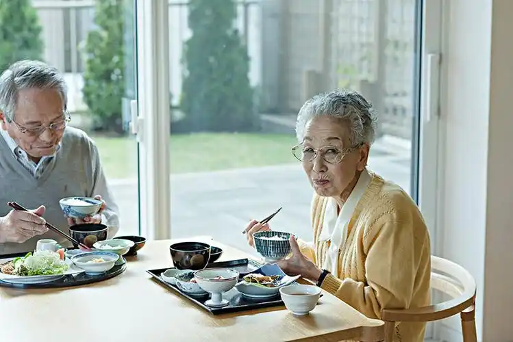 老年人吃饭图片