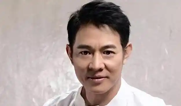 李连杰61岁近照引关注昔日巨星容颜已沧桑满脸皱纹显岁月痕迹