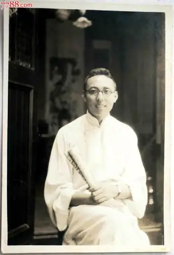 民国戴眼镜的英俊男子照