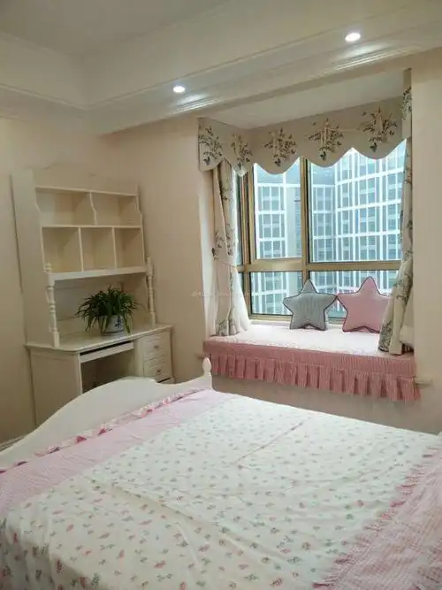 简约卧室飘窗窗帘装修效果图片