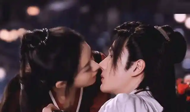 赵丽颖主动吻王一博,粉丝的回应很真实,一个细节成了亮点_反应_谢允