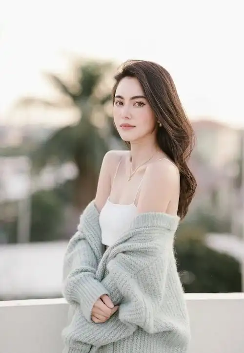 泰国最红女星mai davika穿毛外套配抹胸 气质优雅