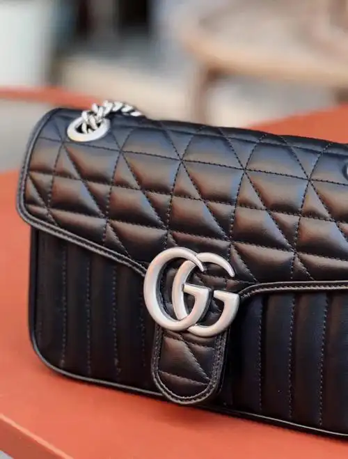 黑色包包真的拥有一个就能玩转不同造型了尤其是gucci的这个菱格几何