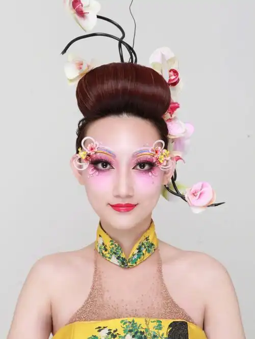 毛戈平中国风元素桃花妆