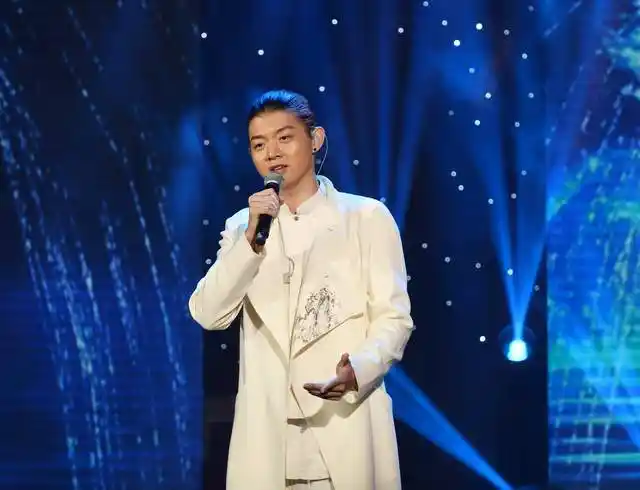 成为了《中国好歌曲》第一季的冠军,之后霍尊凭借这首歌登上春晚,红遍