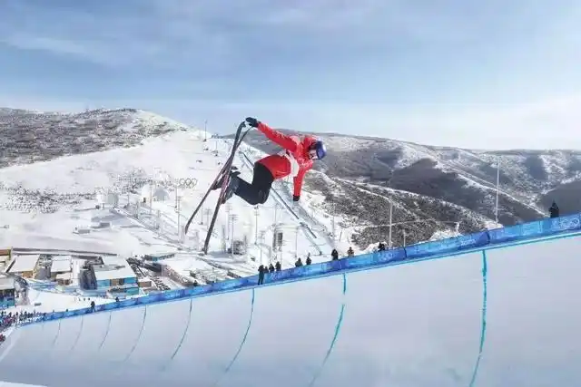 相约未来"的报道,讲述冰雪运动在我们国家的兴起和建设