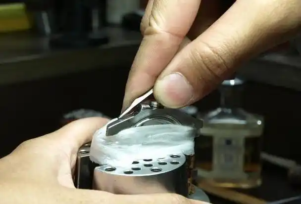 不得不看的—劳力士绿水鬼手表全手工雕花镶钻变身全过程!