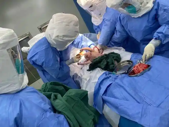 10月11日晚,邀请省级产科,儿科及重症医学专家来朔会诊指导工作,最后