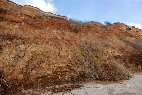 雨季自然灾害区. 大量的土沿山坡滑动,摧毁房屋. 滑坡威胁