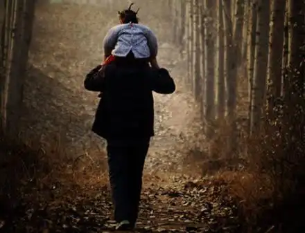 很多时候不是我们去看父母的背影,而是承受他们追逐的目光