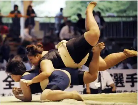 日本女子裸体相扑:日本的女子裸体从全裸发展到半裸体