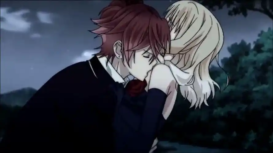 小森唯被吸血鬼抱着狂吸对小森唯说撩人情话小森唯一脸享受