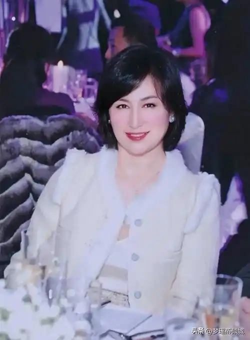 难怪何鸿燊何鸿森说过,他的女儿比李嘉欣更靓,看了何超琼年轻时候的