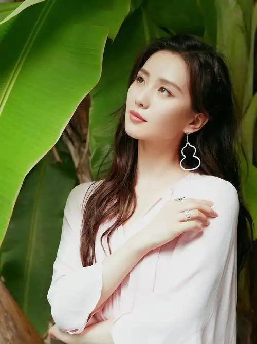 刘诗诗对镜甜笑温柔淡雅戴葫芦耳饰独特有韵味