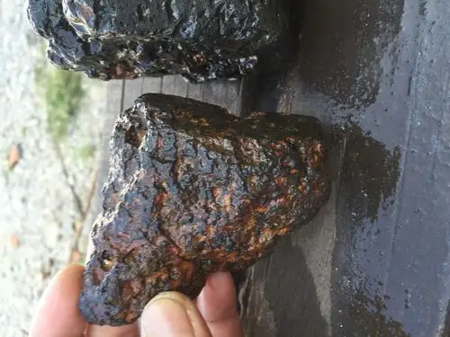 看似铁陨石,周围的气流加锈迹斑斑,切了一点里面确实含铁.