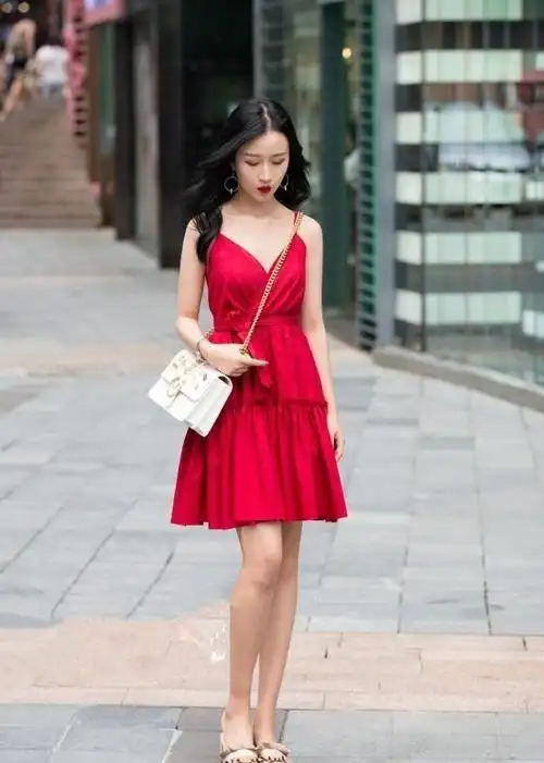 性感小姐姐身穿一袭红色长裙上街迷人性感又吸睛