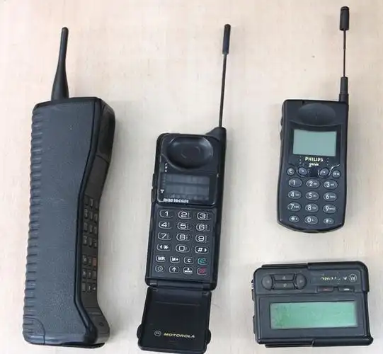 "大哥大"手机一般是指"摩托罗拉3200"这种型号的手机,也有人根据它