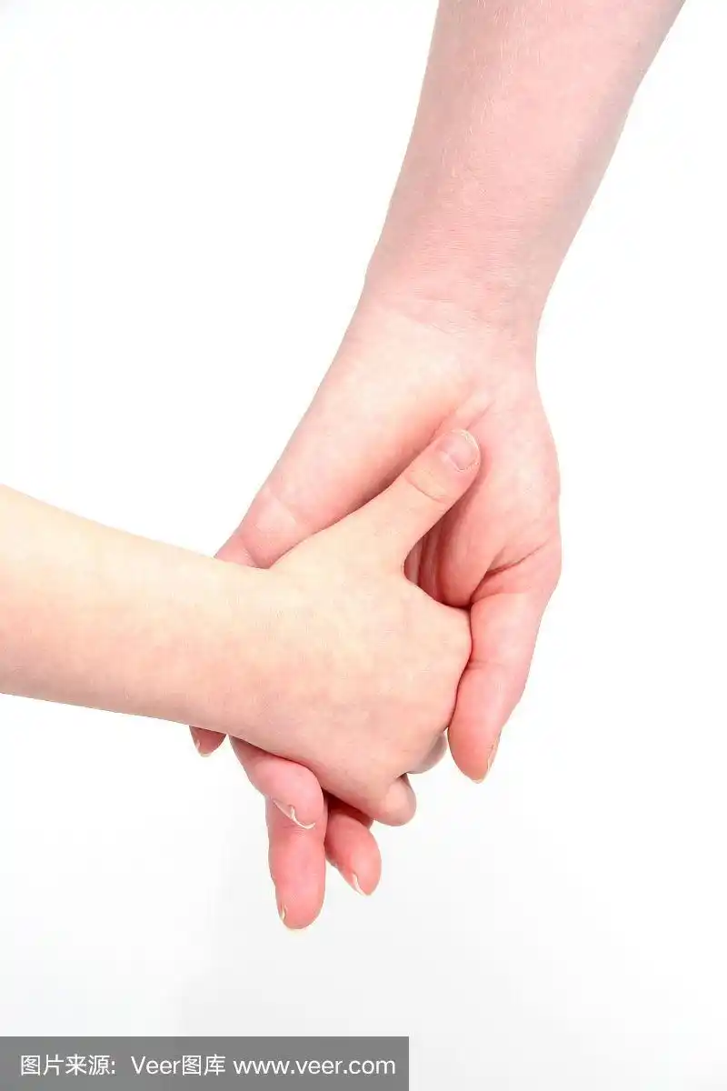 妈妈和女儿手牵着手