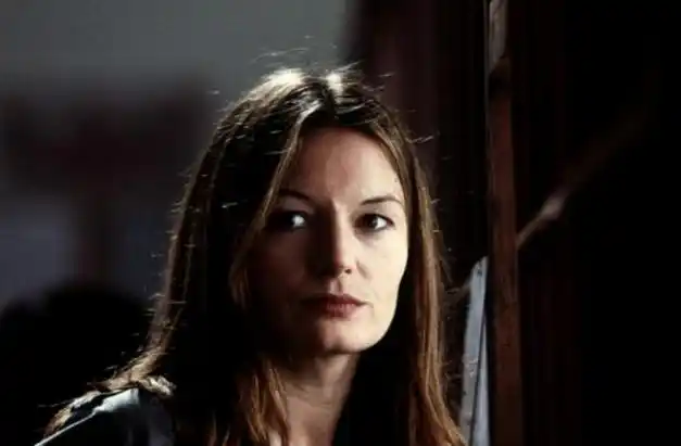 p>凯瑟琳·麦克马克(catherine mccormack)是一名影视演员,1972年1月