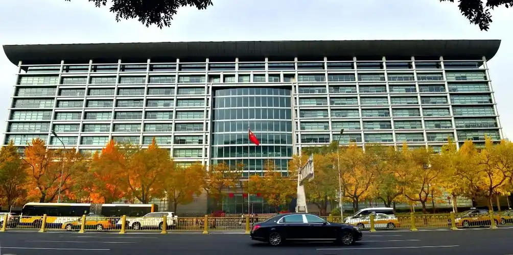 金秋十月,位于北京西长安街的工商银行总行大楼在黄金般的银杏树映衬