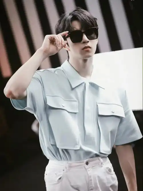 拜托带眼镜的刘耀文超酷的好吧