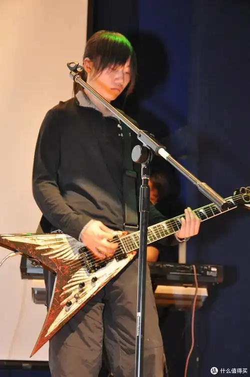 此款为megadeath乐队吉他手dave mustaine的签名款,这个人可能不接触