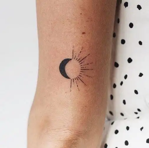 简约小图案的太阳纹身图片9张