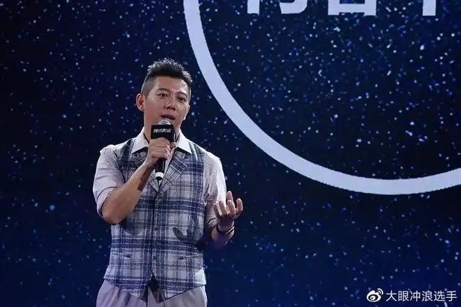 羽泉组合,其中一个成员是胡海泉,拥有高超的创作能力;另一个成员是陈