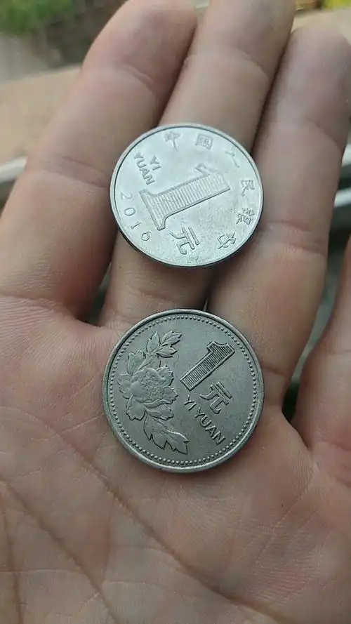 超市购物,老板找我两元硬币!