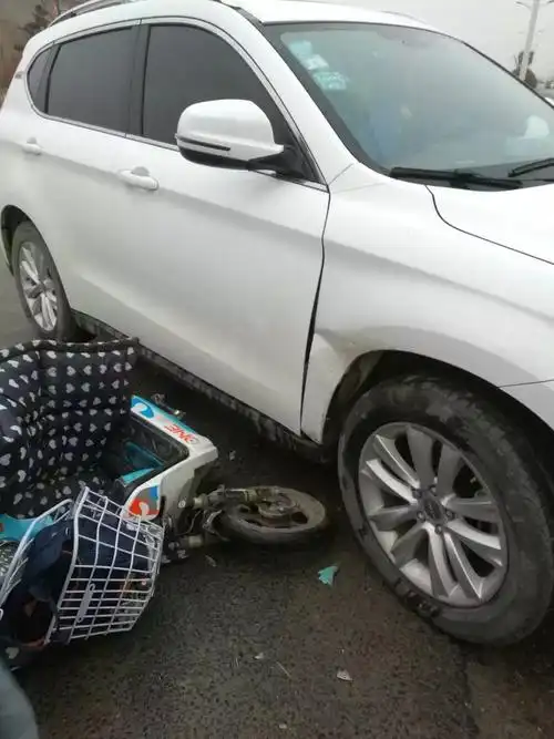 危险!红窑一12岁小男孩骑电动车逆行与suv相撞