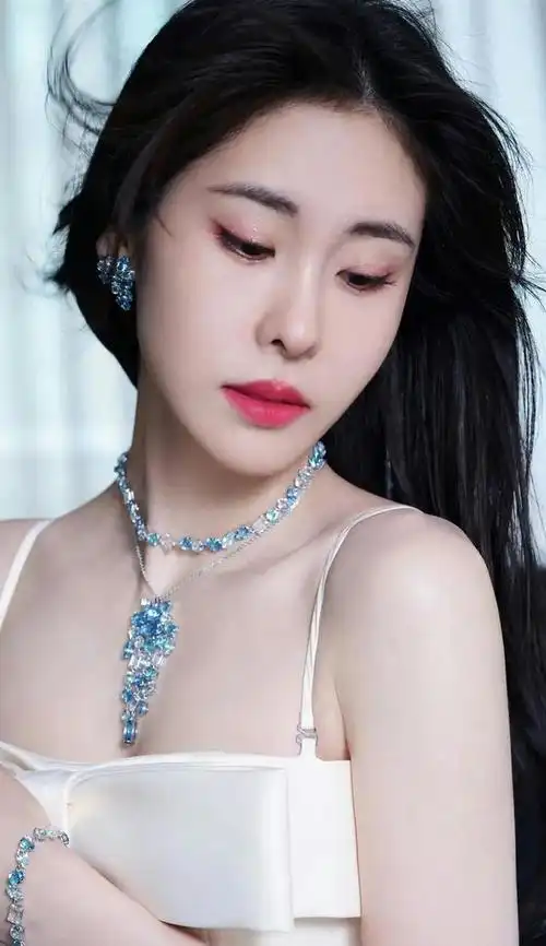 这位才华横溢的艺人,她的名字就是张碧晨.