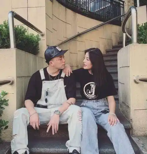 原创青春有你2导师jonyj的老婆火了颜值气质不输女团网友酸了