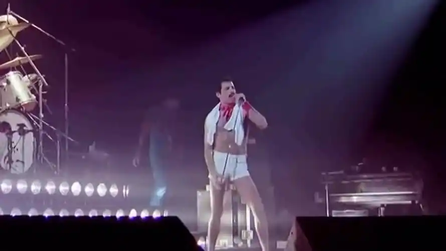 皇后乐队《wewillrockyou》,牙叔:大裤衩,红领巾,全球我最帅