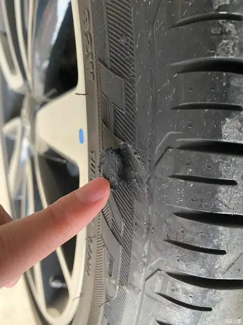 【图】左后胎胎肩掉了一小块皮,这种情况需要换吗_轮胎论坛_汽车之家