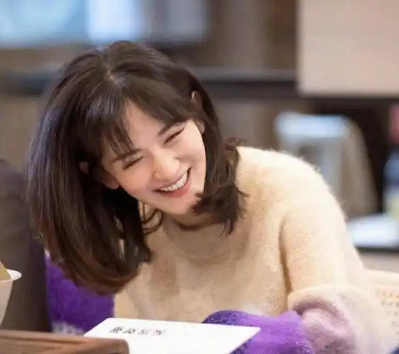 别看谢娜的工作只是一个主持人的身份,但是谢娜却是所有明星艺人里面