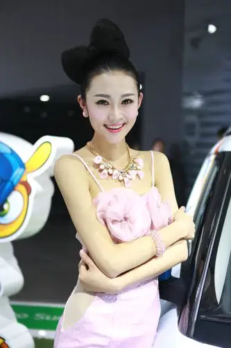 北京车展上的粉衣美女车模